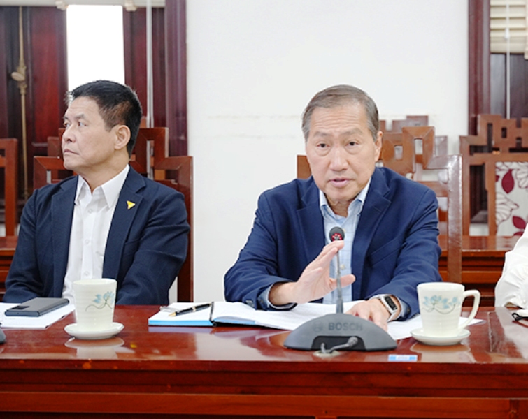 Ông Michael Vũ Nguyễn- Giám đốc Quốc gia Boeing Việt Nam trao đổi tại buổi làm việc