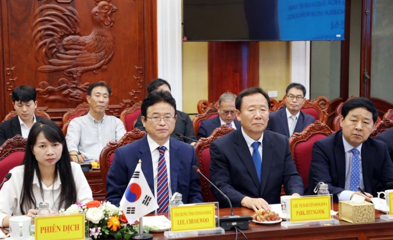 Lãnh đạo tỉnh Gyeongsangbuk tại buổi ký kết.