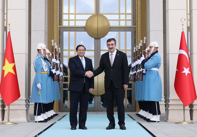 Phó Tổng thống Thổ Nhĩ Kỳ Cevdet Yilmaz và Thủ tướng Chính phủ Phạm Minh Chính tại lễ đón chính thức - Ảnh: VGP/Nhật Bắc