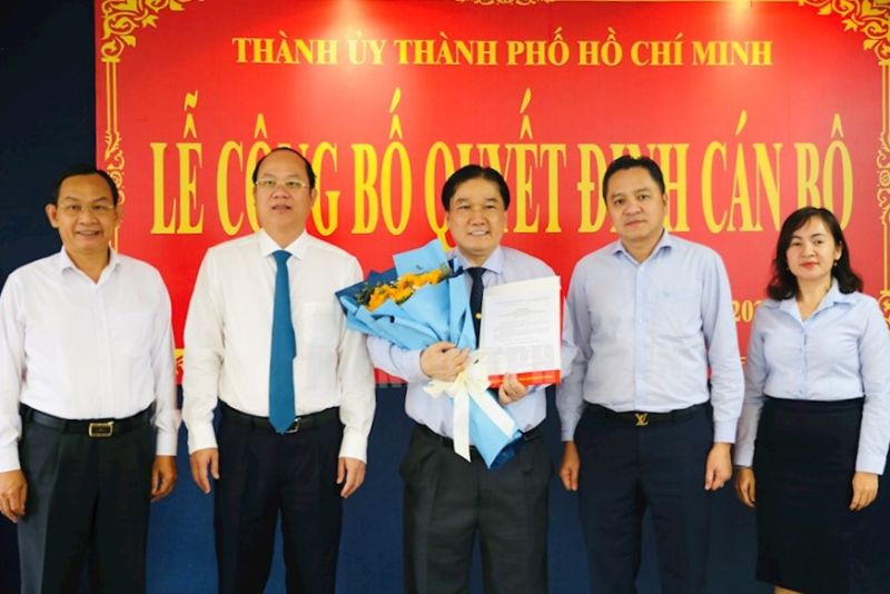 Đồng chí Nguyễn Hồ Hải và đồng chí Đinh Thanh Nhàn cùng Thường trực Saigontourist tặng hoa chúc mừng đồng chí Trương Đức Hùng