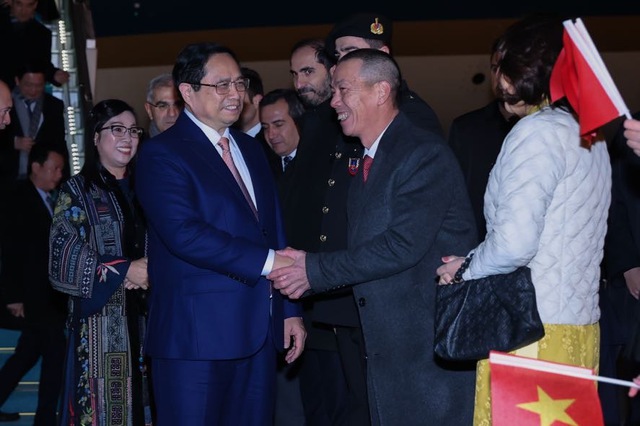 Đại sứ Việt Nam tại Thổ Nhĩ Kỳ Đỗ Sơn Hải đón Thủ tướng và Phu nhân - Ảnh: VGP/Nhật Bắc