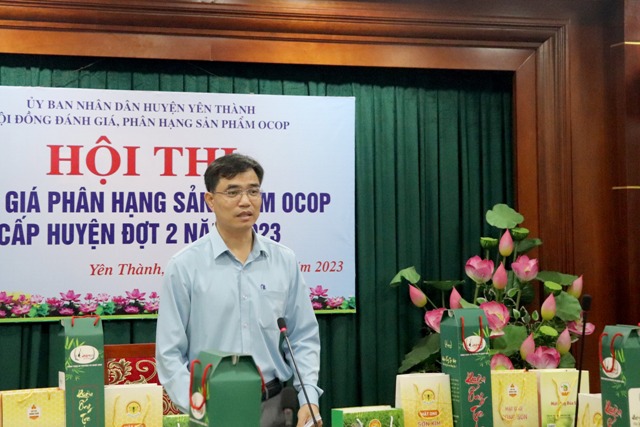 Ong Nguyễn Văn Dương - Phó Chủ tịch UBND huyện, Chủ tịch Hội đồng đánh giá phát biểu tại Hội thi.