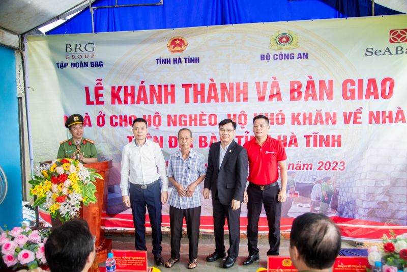 Đại diện Bộ Công an, tỉnh Hà Tĩnh, Tập đoàn BRG và Ngân hàng SeABank bàn giao căn nhà cho hộ có hoàn cảnh khó khăn tại tỉnh Hà Tĩnh.