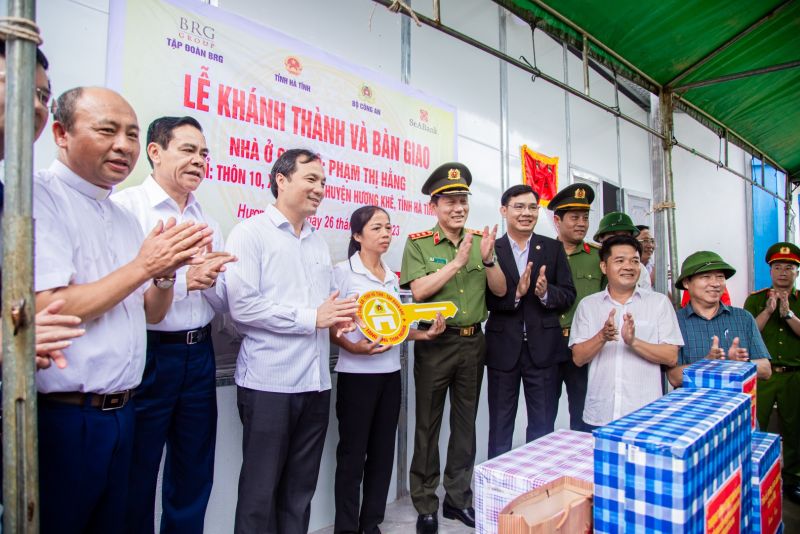 Đại diện Bộ Công an, tỉnh Hà Tĩnh, Tập đoàn BRG và Ngân hàng SeABank bàn giao căn nhà cho hộ có hoàn cảnh khó khăn tại tỉnh Hà Tĩnh