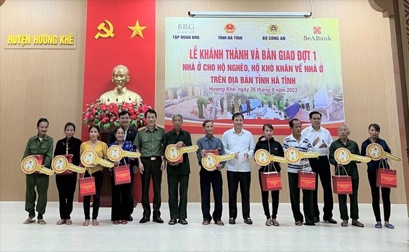 Đại diện Bộ Công an, tỉnh Hà Tĩnh, Tập đoàn BRG và Ngân hàng SeABank bàn giao căn nhà cho hộ có hoàn cảnh khó khăn tại tỉnh Hà Tĩnh.