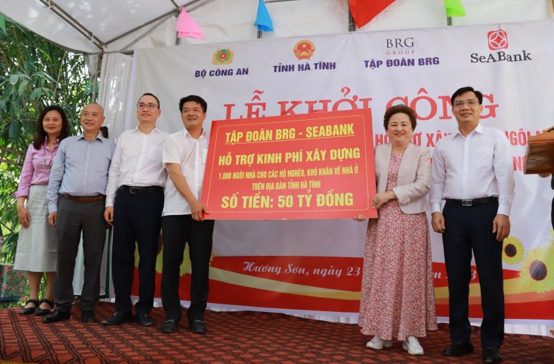 Madame Nguyễn Thị Nga, Chủ tịch Tập đoàn BRG, cùng các lãnh đạo Tập đoàn và Ngân hàng SeABank trao tặng biểu trưng hỗ trợ kinh phí xây dựng 1.000 ngôi nhà với số tiền 50 tỷ đồng cho tỉnh Hà Tĩnh, ngày 23/6/2023.