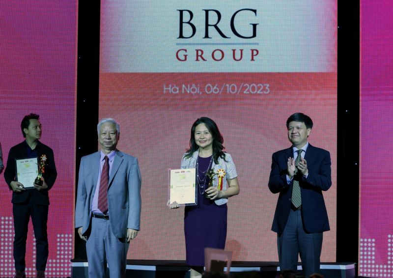 Đại diện Tập đoàn BRG nhận giải thưởng TOP Thương hiệu Mạnh - Phát triển bền vững 2022-2023