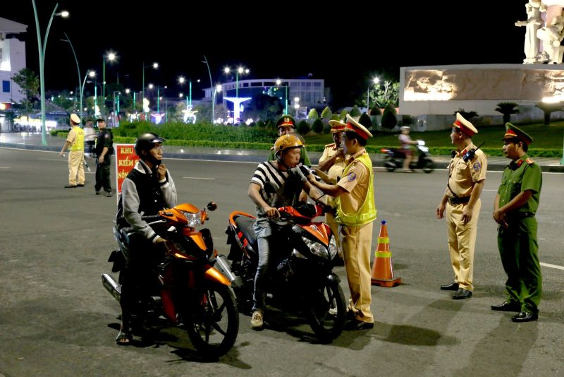 Lực lượng Cảnh sát giao thông kiểm tra nồng độ cồn người đi mô tô - xe máy