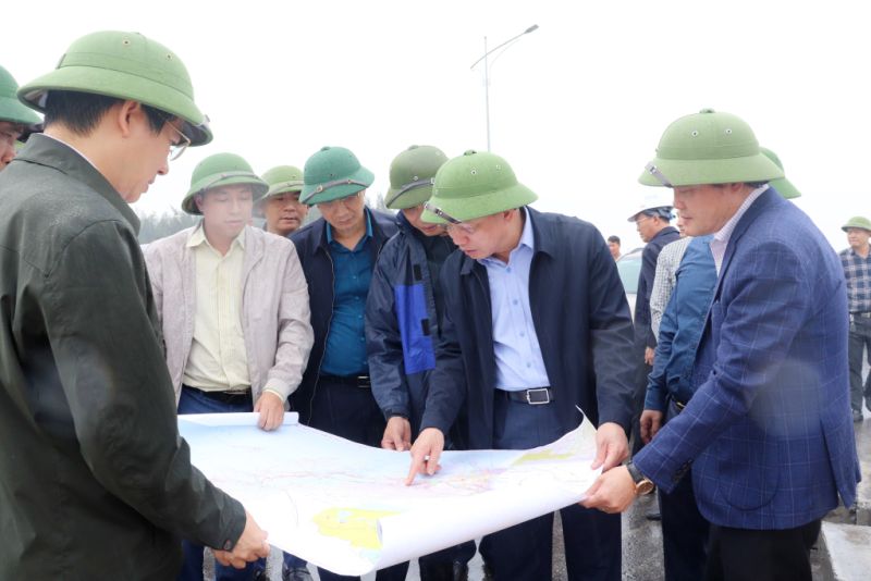 Đồng chí Bí thư Tỉnh ủy, Chủ tịch HĐND tỉnh kiểm tra dự án đường nối quốc lộ 279 với đường tỉnh 342, đi qua các xã Lê Lợi và Sơn Dương. (Ảnh Báo Quảng Ninh)