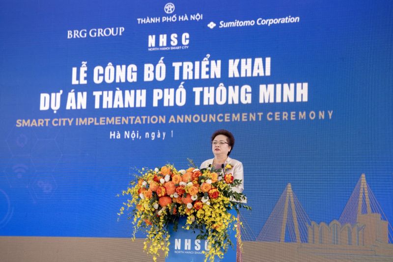 Madame Nguyễn Thị Nga, Chủ tịch Tập đoàn BRG, Phó Chủ tịch kiêm Tổng Giám đốc Công ty Thành phố Thông minh Bắc Hà Nội phát biểu tại sự kiện