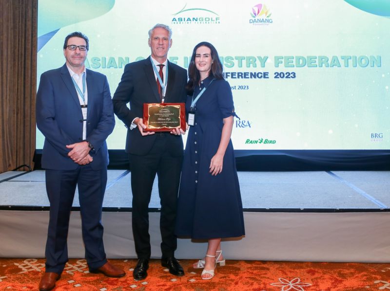 Đại diện Tập đoàn BRG nhận giải thưởng “Cống hiến vì sự phát triển lĩnh vực golf tại châu Á” dành cho Madame Chủ tịch Nguyễn Thị Nga từ ông Chris Gray, Chủ tịch AGIF