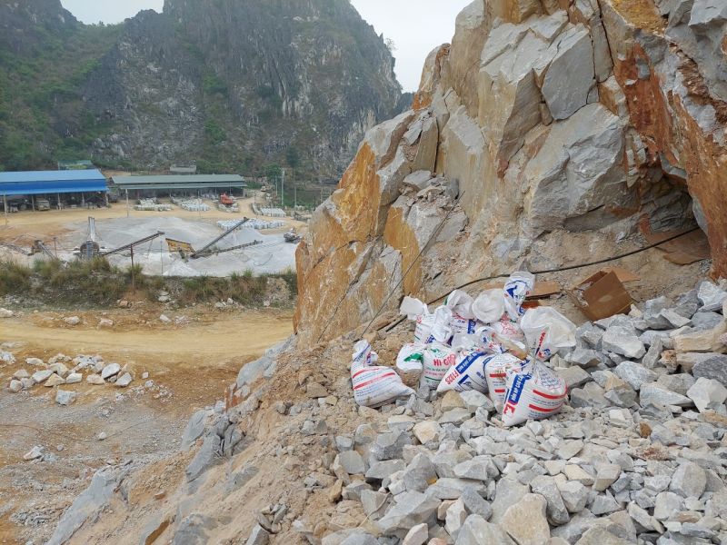 Công ty Cổ phần đầu tư xây dựng Tân Sơn thực hiện việc chế tạo trái phép vật liệu nổ sử dụng vào khai thác đá.