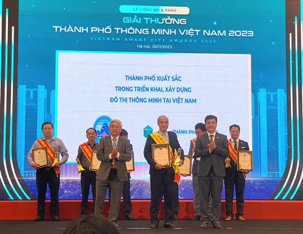 Phó Chủ tịch UBND thành phố Đà Nẵng Lê Quang Nam (giữa) nhận giải thưởng thành phố xuất sắc trong triển khai, xây dựng đô thị thông minh tại Việt Nam Phó Chủ tịch UBND thành phố Đà Nẵng Lê Quang Nam (giữa) nhận giải thưởng thành phố xuất sắc trong triển khai, xây dựng đô thị thông minh tại Việt Nam