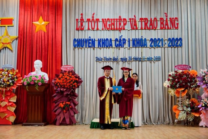 GS, TS, Nguyễn Vũ Quốc Huy Hiệu trưởng Trường Đại học Y- Dược Huế (Bên trái) trao bằng tốt nghiệp cho BS chuyên khoa cấp 1