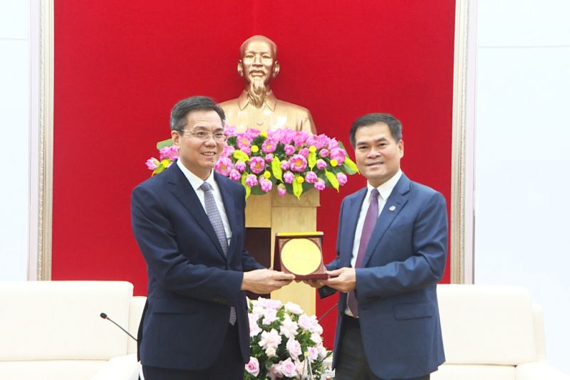 Đồng chí Bùi Văn Khắng, Phó Chủ tịch UBND tỉnh, tặng quà lưu niệm cho Trưởng đoàn công tác Ngô Bân, Thư ký Trưởng Chính quyền nhân dân tỉnh Phúc Kiến.