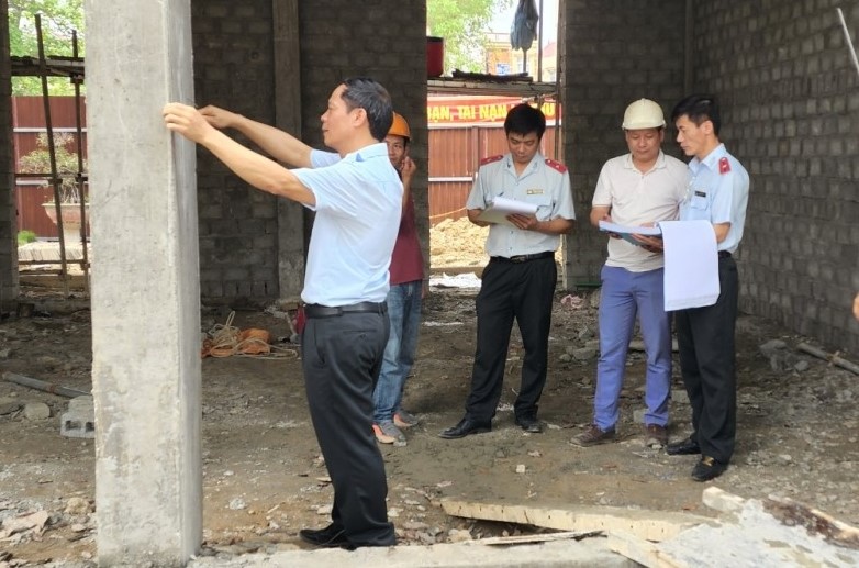 Cán bộ Thanh tra Sở Xây dựng tiến hành thanh tra việc chấp hành pháp luật về đầu tư xây dựng tại huyện Thiệu Hóa.