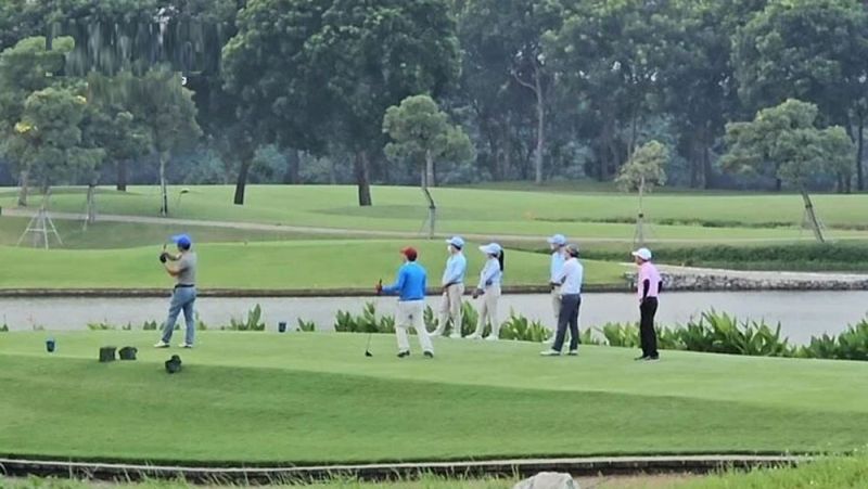 Hình ảnh Giám đốc sở Nông nghiệp và Phát triển nông thôn tỉnh Bắc Ninh chơi golf trong giờ hành chính.