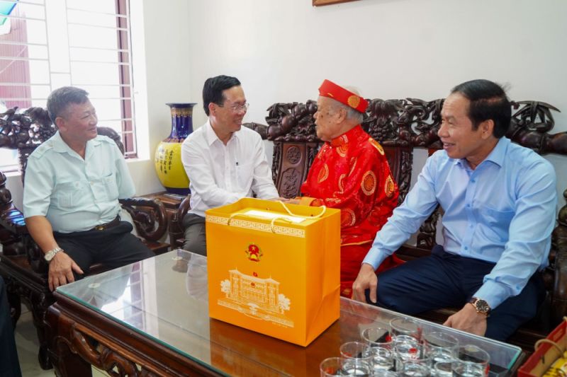 Chủ tịch nước Võ Văn Thưởng thăm, tặng quà gia đình người có công tại quận Lê Chân, thành phố Hải Phòng