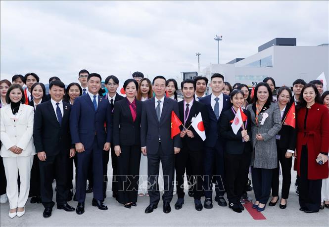 Cán bộ, nhân viên Tổng Lãnh sự quán và cộng đồng người Việt Nam tại Fukuoka tiễn Chủ tịch nước Võ Văn Thưởng và Phu nhân tại sân bay quốc tế Fukuoka - Ảnh: TTXVN
