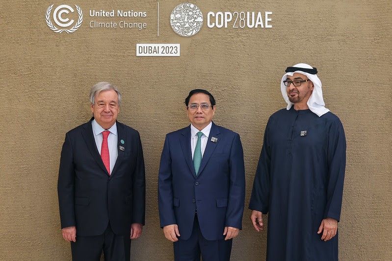 Tổng thống UAE Mohammed bin Zayed Al Nahyan (phải) và Tổng Thư ký Liên Hợp Quốc đón Thủ tướng Phạm Minh Chính tham dự Hội nghị COP28. (Nguồn: VGP)