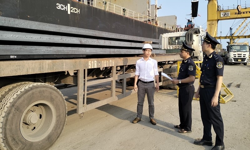 Công chức Chi cục Hải quan cửa khẩu Cảng Nghi Sơn kiểm tra thực tế hàng hóa xuất khẩu.