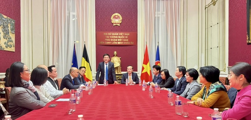 Bộ trưởng Nguyễn Hồng Diên làm việc với Đại sứ quán Việt Nam tại Bỉ trong khuôn khổ chuyến công tác