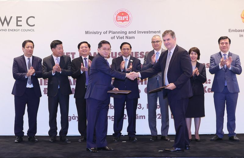 Thủ tướng đã chứng kiến lễ trao thỏa thuận hợp tác giữa các doanh nghiệp của Việt Nam với các đối tác quốc tế - Ảnh: VGP/Nhật Bắc