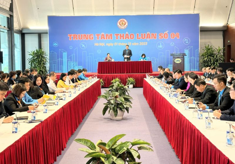 Đồng chí Tô Xuân Thao, Chủ tịch Liên đoàn Lao động tỉnh Quảng Ninh tham luận tại diễn đàn chuyên đề.