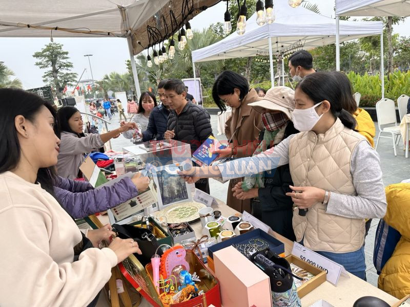 Người dân hải Phòng nô nức đi chợ phiên DeepC “Đổi đồ cũ nhận quà xinh”