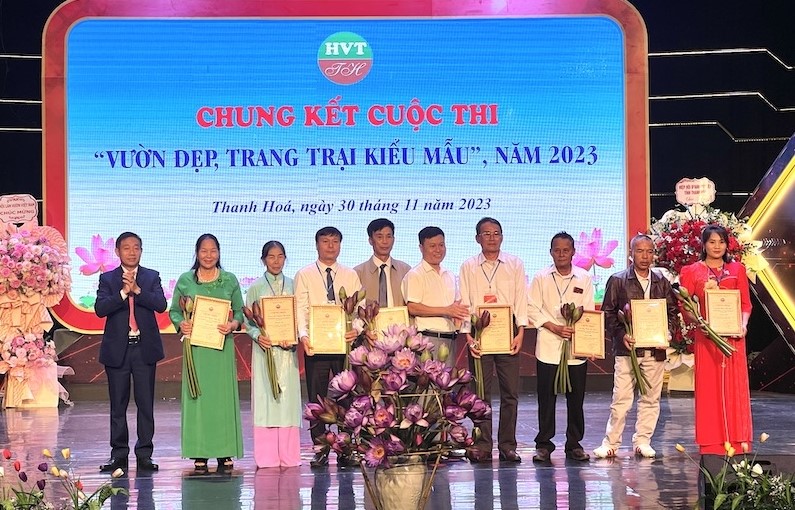 Ban Tổ chức trao giải nhất cho các thí sinh đoạt giải.