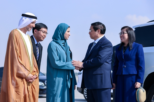 Bà Sarah Al Amiri, Bộ trưởng Giáo dục công và Công nghệ UAE, Chủ tịch Cơ quan Vũ trụ UAE tiễn Thủ tướng Phạm Minh Chính và Phu nhân tại sân bay - Ảnh: VGP/Nhật Bắc