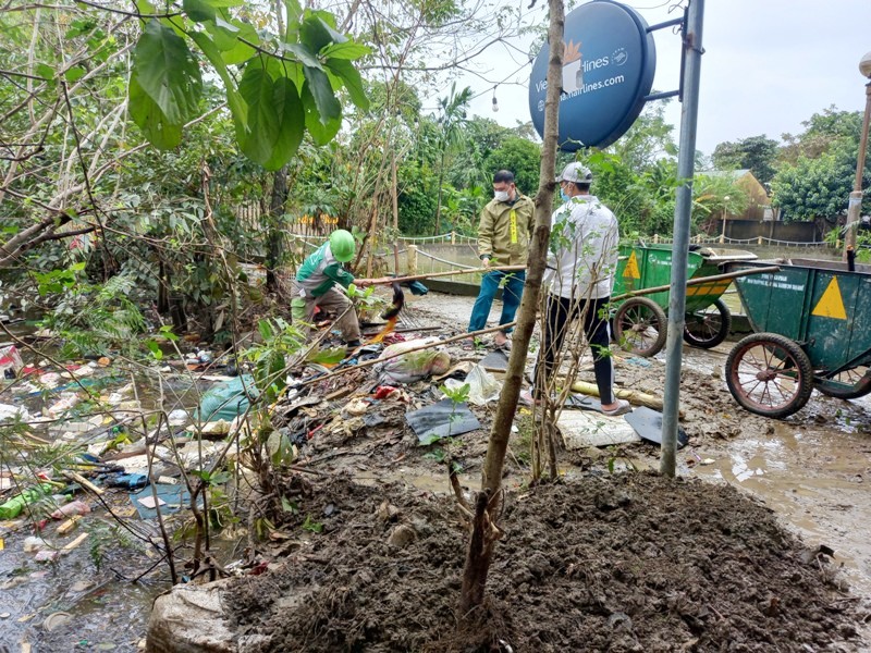 Thành phố Huế: Phường Vỹ Dạ ra quân dọn sạch 100 tấn rác thải sau lũ lụt