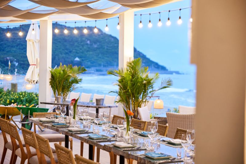 Nhà hàng Le Vent nằm cạnh bờ biển, mang đến không gian thoáng mát nơi thực khách có thể trải nghiệm nền ẩm thực đa sắc màu.