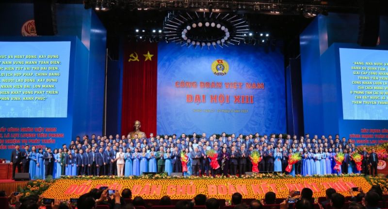 Các đồng chí lãnh đạo Đảng, Nhà nước chúc mừng Ban Chấp hành Tổng Liên đoàn Lao động Việt Nam khóa XIII