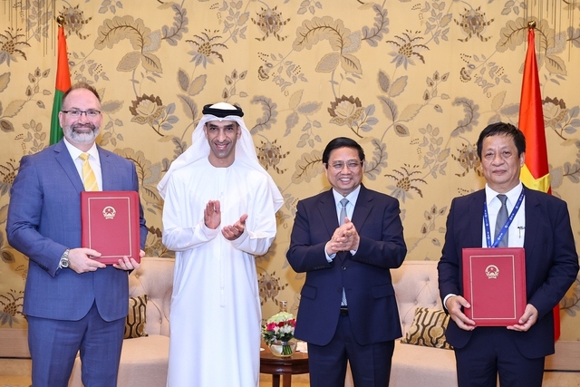 Thủ tướng Phạm Minh Chính và ông Thani bin Ahmed Al Zeyoudi, Quốc vụ khanh phụ trách Thương mại quốc tế, Bộ Kinh tế UAE chứng kiến trao các biên bản ghi nhớ hợp tác (Ảnh: VGP)