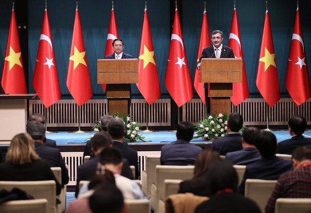 Thủ tướng Phạm Minh Chính và Phó Tổng thống Thổ Nhĩ Kỳ gặp gỡ báo chí (Ảnh: VGP)