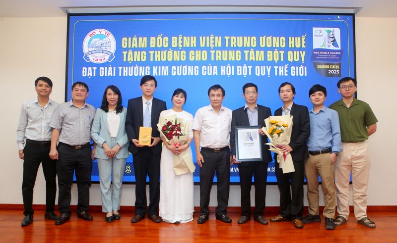 BGĐ BVTW Huế tặng thưởng cho cán bộ Trung tâm Đột quỵ có thành tích xuất sắc