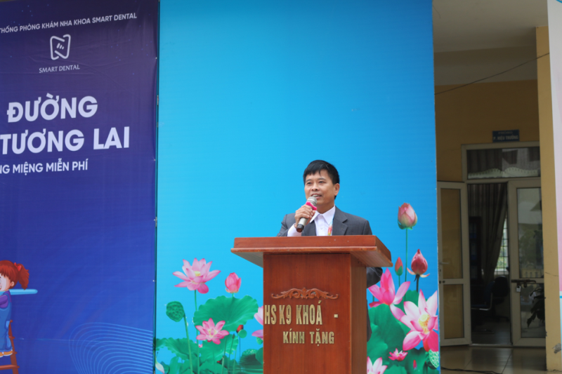 Thầy Nguyễn Đình Hải-Phó hiệu trưởng Trường THCS Vĩnh Ngọc phát biểu tại Ngày hội