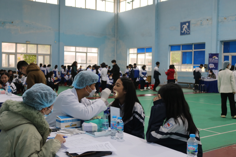 Các bác sĩ, y tá của Nha khoa Smart tiến hành thăm khám cho các em học sinh