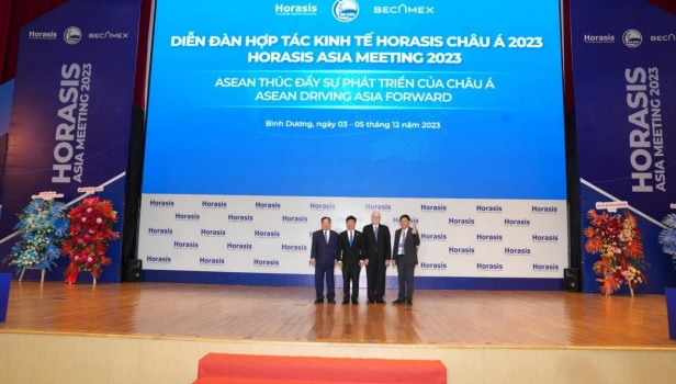 &Ocirc;ng John Jung, Chủ tịch v&agrave; Đồng s&aacute;ng lập Cộng đồng Th&ocirc;ng minh Thế giới trao c&uacute;p danh hiệp Top 1 ICF cho tỉnh B&igrave;nh Dương.