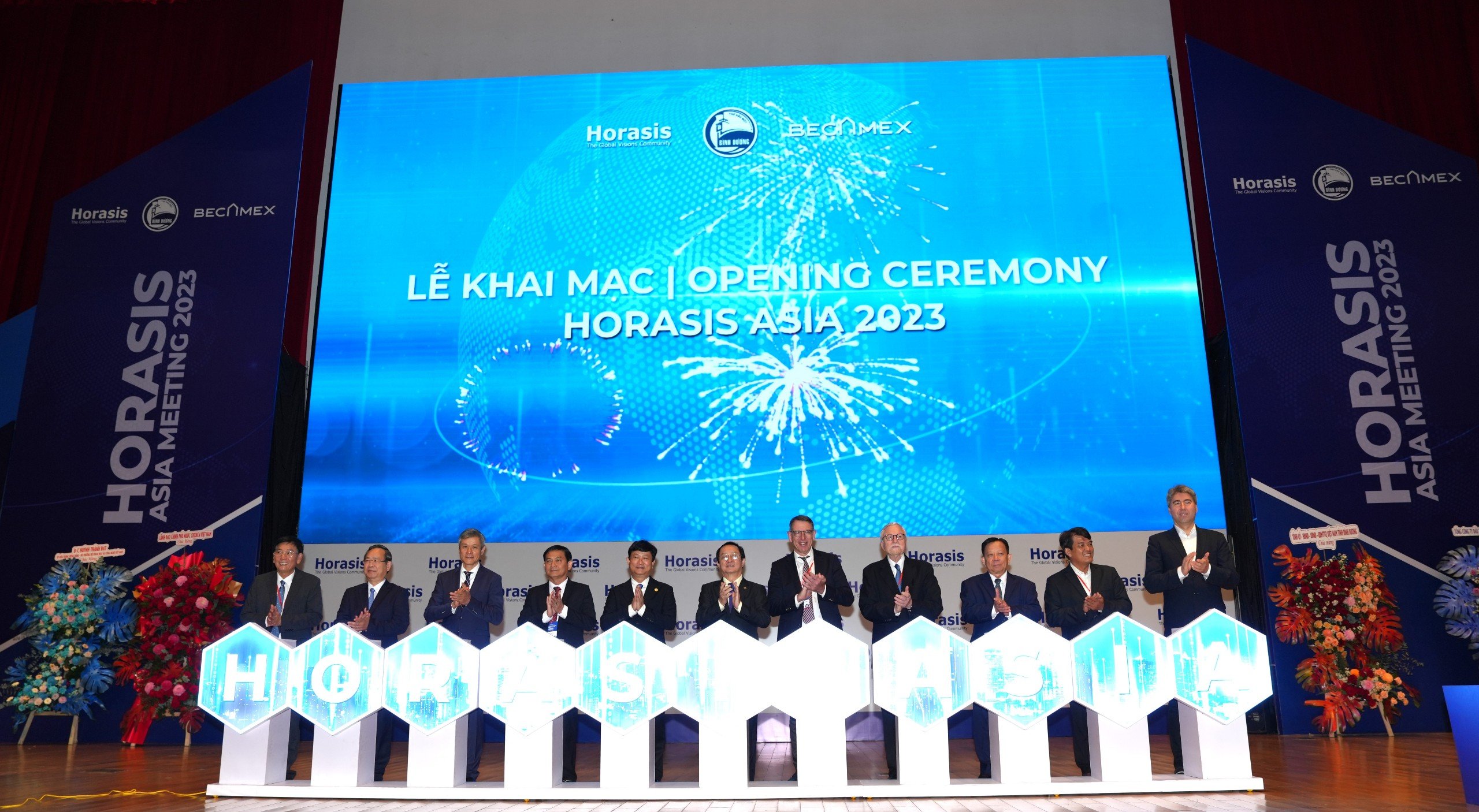 Đại biểu thực hiện nghi thức khai mạc diễn đ&agrave;n Diễn d&agrave;n hợp t&aacute;c Kinh tế Horasis Ch&acirc;u &Aacute; 2023.