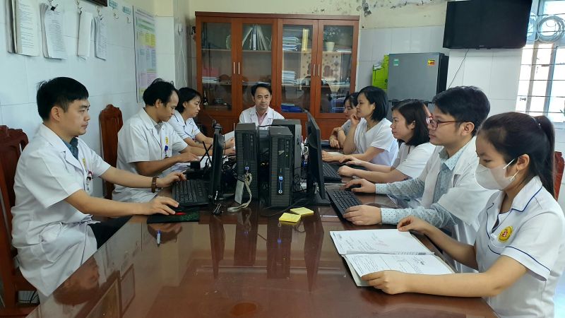 Các Y, Bắc sĩ Trung tâm Hỗ trợ sinh sản - Nam học (Bệnh viện Sản nhi Bắc Ninh) họp giao ban hàng ngày.