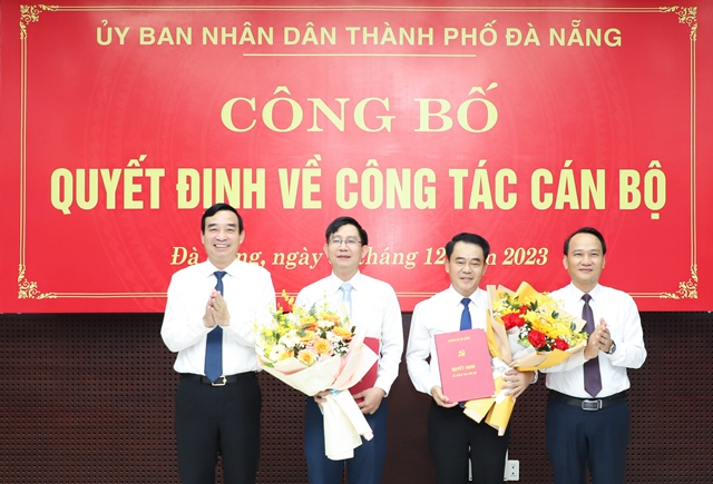 Lãnh đạo thành phố Đà Nẵng trao quyết định và tặng hoa chúc mừng ông Nguyễn Đăng Huy (thứ 2 bên phải) và ông Hoàng Thanh Hòa (thứ 2 bên trái)