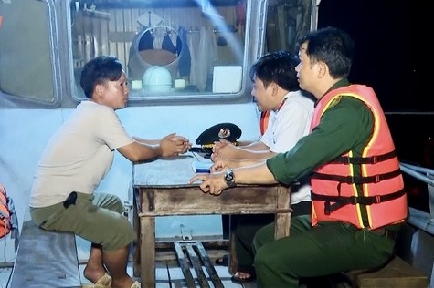 Cán bộ Đồn Biên phòng Đa Lộc, huyện Hậu Lộc tăng cường truyền thông cho ngư dân.