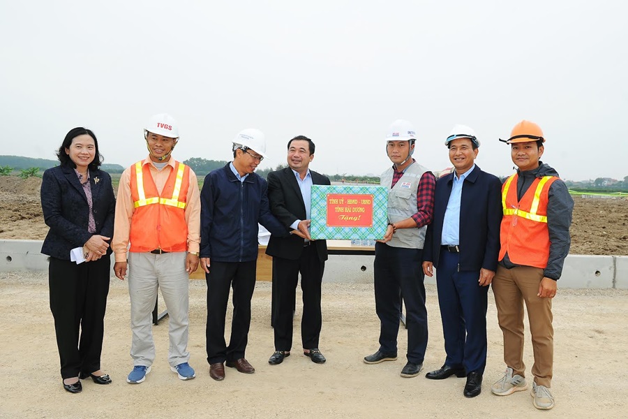 Bí thư Tỉnh ủy Trần Đức Thắng tặng quà động viên các nhà thầu thi công 4 dự án giao thông quan trọng của tỉnh.