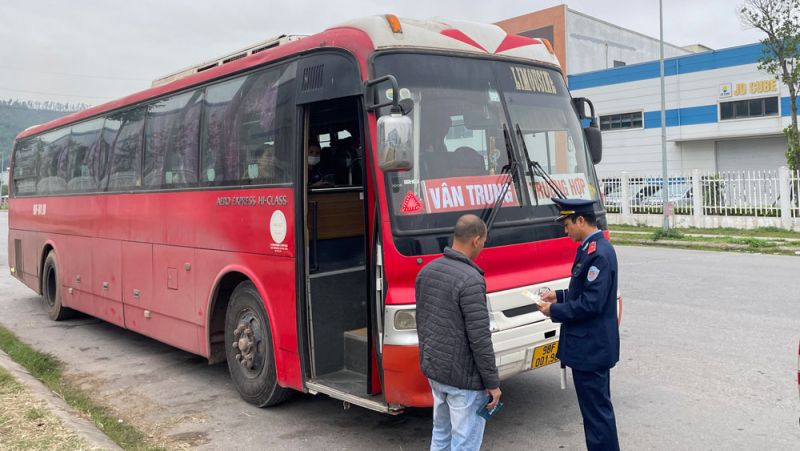 Thanh tra Sở Giao thông - Vận tải tỉnh Bắc Giang kiểm tra xe ô tô chở công nhân vi phạm qui định về an toàn toàn giao thông tại huyện Việt Yên.