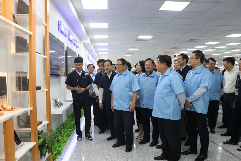 Thủ tướng Chính phủ Phạm Minh Chính thăm và làm việc tại Công ty TNHH Samsung Electronics Việt Nam Khu công nghiệp Yên Phong.