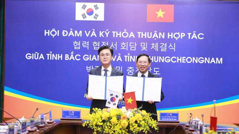 Chủ tịch UBND tỉnh Bắc Giang - Lê Ánh Dương và ngài Kim Tae Heum - Thống đốc tỉnh Chungcheonngnam ký kết thỏa thuận hợp tác.