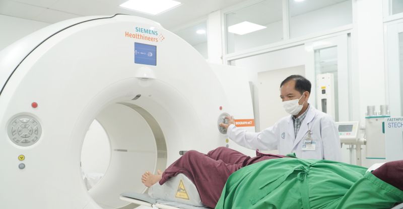 Người bệnh được đưa vào máy PET/CT