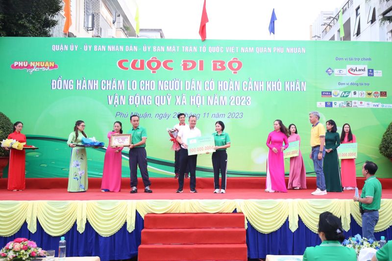 Ông Võ Văn Minh - Phó Tổng Giám đốc THACO AUTO phụ trách Miền Nam trao tặng 500 triệu đồng cho Quỹ Xã hội quận Phú Nhuận 2023
